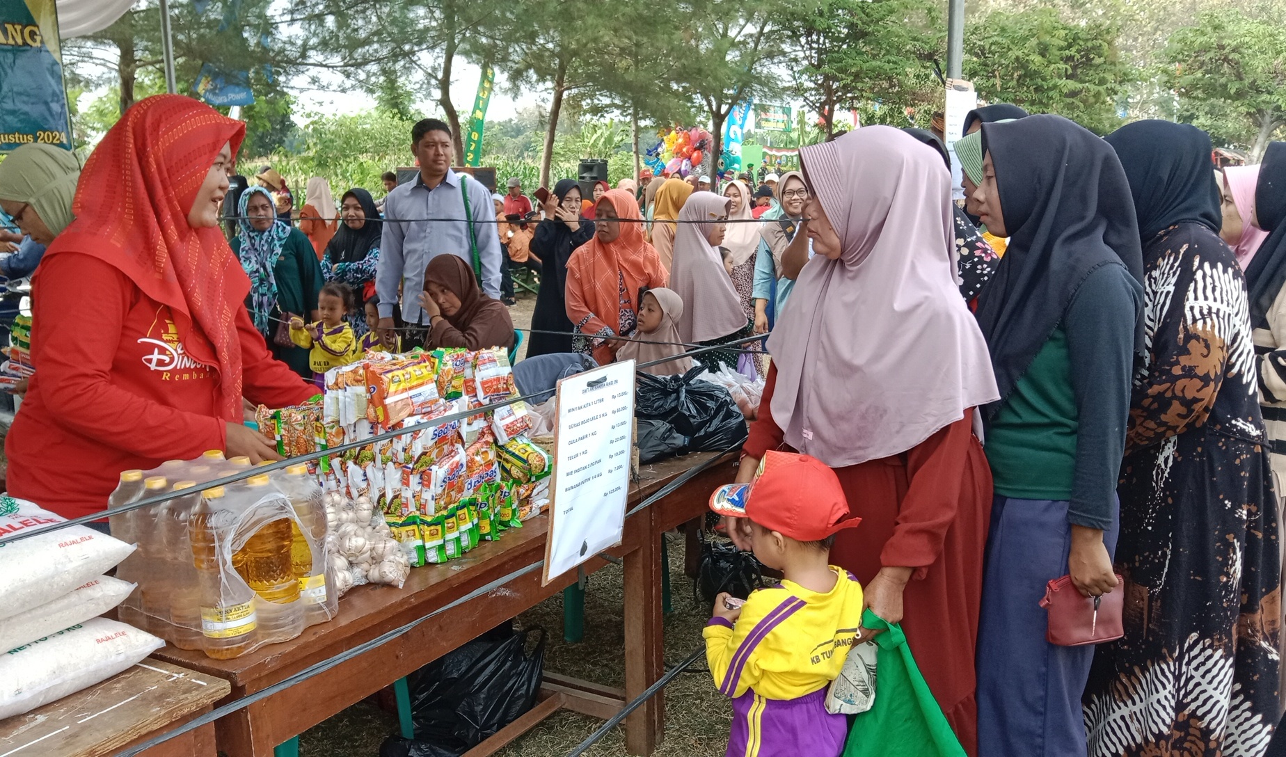 RAMAI: Warga menyerbu stand pasar murah di Desa Labuhan Kidul, Kecamatan Sluke beberapa waktu lalu