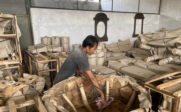 KHAWATIR PAJAK: Pekerja industri mebel di Kecamatan Jepon tengah menyiapkan barang yang akan diangkut menuju negara tujuan.
