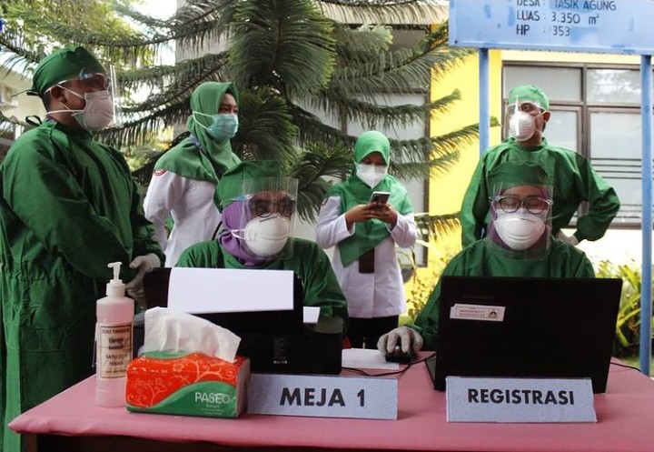 PELAYANAN: Petugas nakes duduk di meja registrasi saat kegiatan vaksinasi beberapa waktu lalu