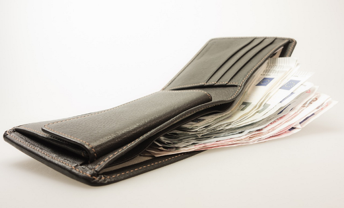 Ilustrasi dompet penuh uang