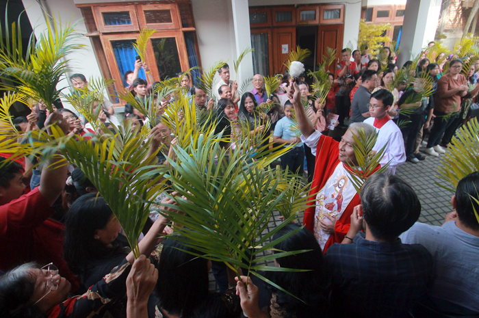 PEKAN SUCI: Umat Katolik Jepara mengikuti Misa Minggu Palma di Gereja Stella Maris Jepara sebagai rangkaian peringatan Paskah kemarin.