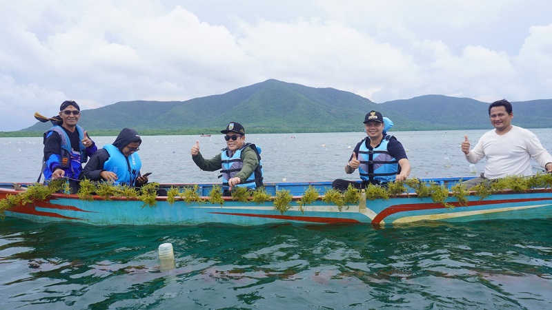 ASRI: Bupati belum lama ini turut melakukan pemanenan rumput laut sebagai bentuk dukungan terhadap program pengembangan sektor kelautan di Karimunjawa.