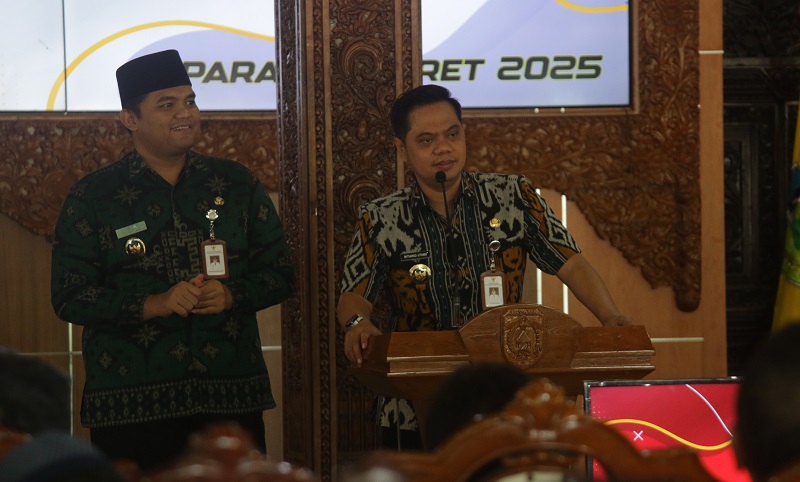 JALIN KEDEKATAN: Bupati dan Wakil Bupati Jepara Witiarso Utomo dan M. Ibnu Hajar mengisi materi dalam sebuah acara di Pendapa Kabupaten Jepara beberapa waktu lalu.