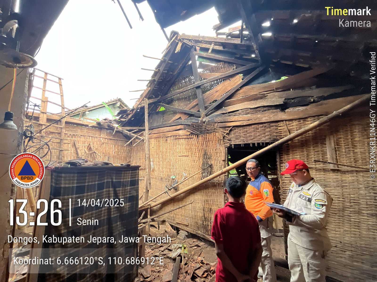 TINGGAL PUING: Petugas BPBD Jepara mengecek kondisi sebuah rumah yang ambruk di Desa Dongos, Kedung kemarin.
