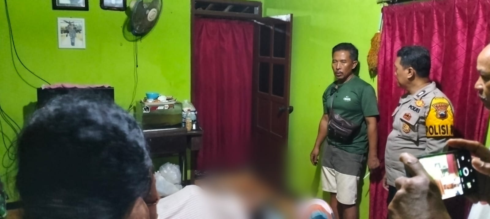 DIAMANKAN: Warga Desa/Kecamatan Tayu Muja Agung dibawa ke kediamannya tadi malam.