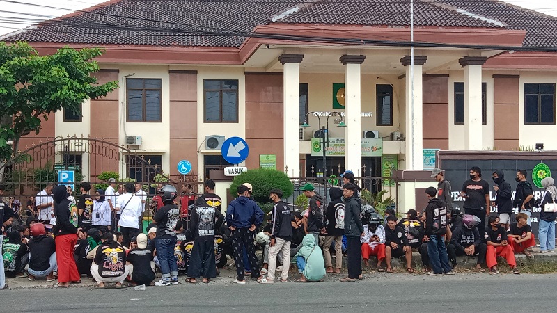 ASRI: AKSI SOLIDARITAS &ndash; Para anggota pencak silat Pagar Nusa berkumpul di depan Kantor Pengadilan Negeri (PN) Rembang, kemarin.