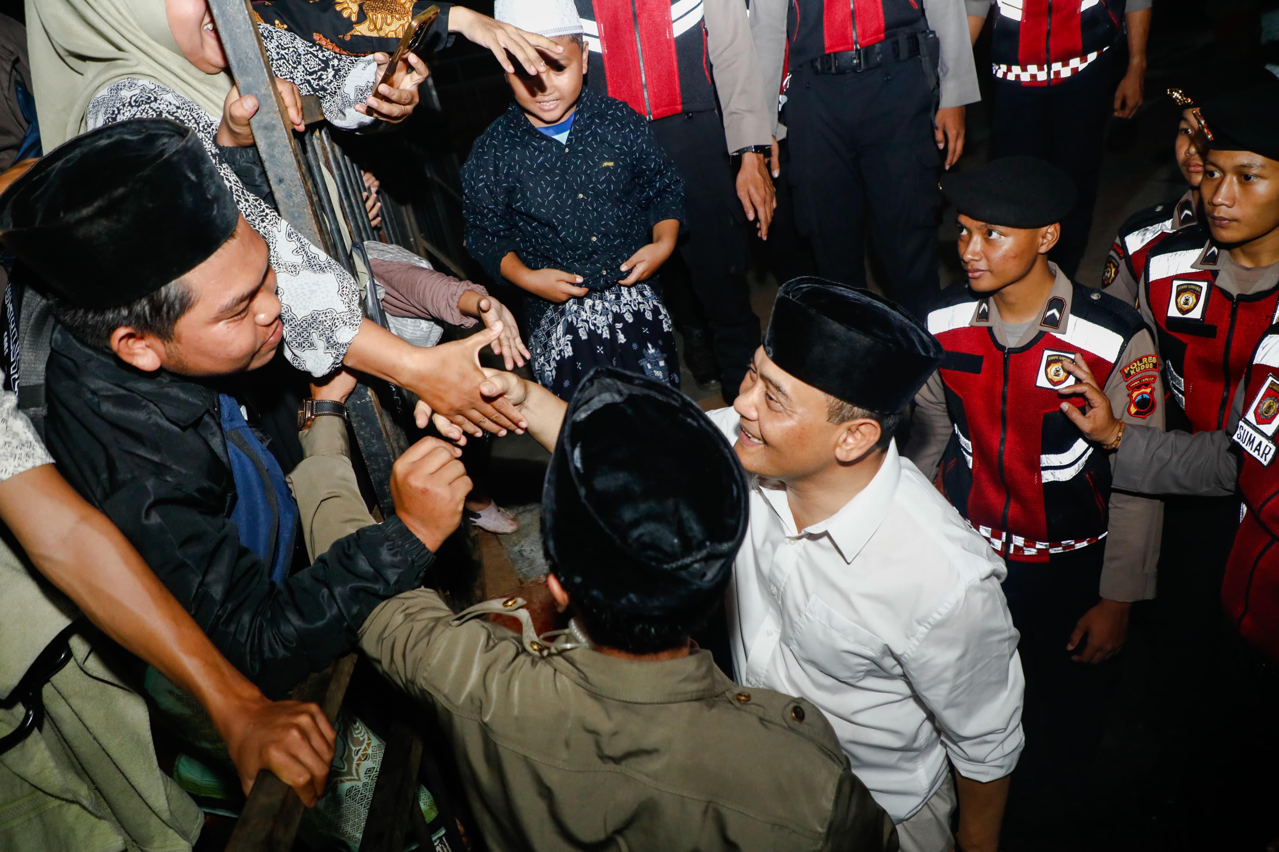 Gubernur Jawa Tengah, Ahmad Luthfi di Pengajian Gus Iqdam