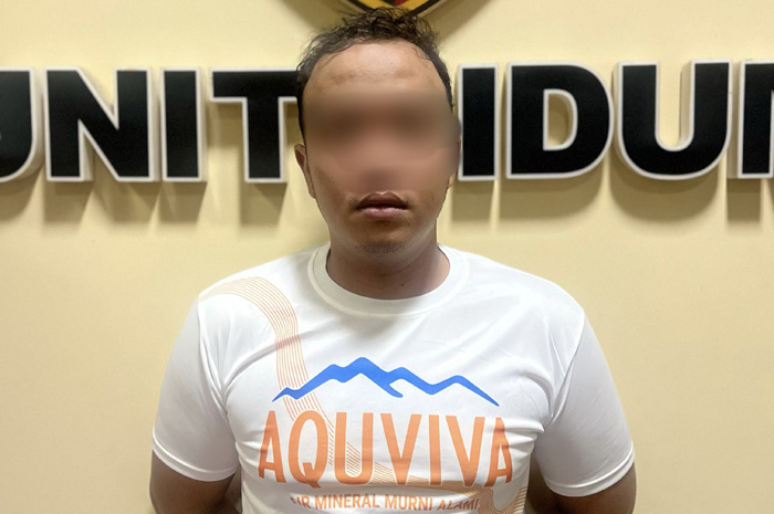 DIBEKUK: Tersangka berinisial MZI yang diringkus polisi usai menghabisi pacarnya SR di Hotel Poroliman.