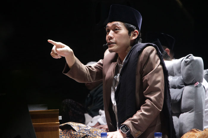 GUS BEKEN: Gus Iqdam memberikan tausiyah di Alun-alun Simpang Tujuh Kudus kemarin malam.