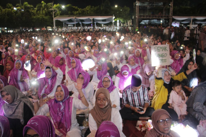 Jamaah memadati lapangan Alun-alun Simpang Tujuh Kudus mendengarkan tausiyah gus Iqdam.