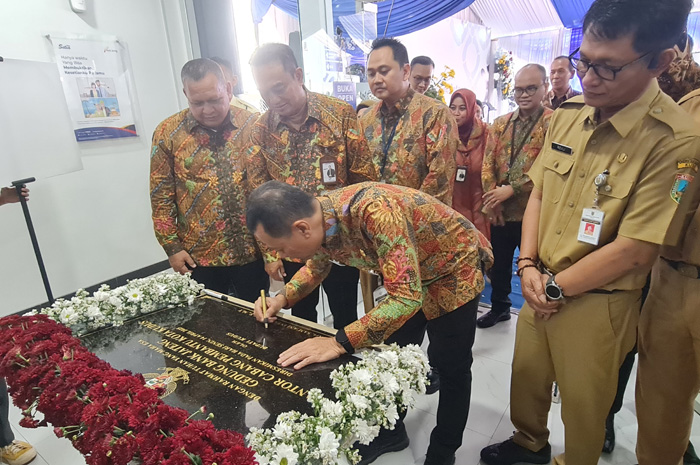 TANDATANGAN PRASASTI: Bupati Kudus Dr. Ars. Sam&rsquo;ani Intakoris, ST., MT, menandatangani prasati gedung baru kantor Cabang Pembantu Kota Kudus kemarin.