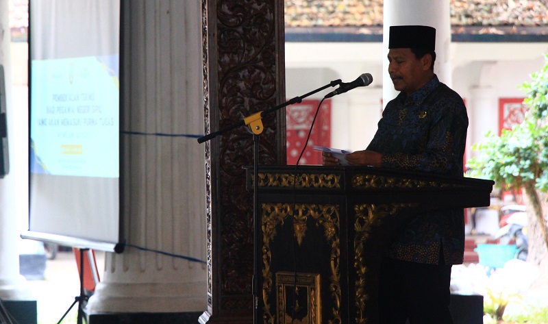 BERI MOTIVASI: Bupati Rembang, Harno, memberi semangat kepada ASN menjelang purna tugas. Dalam forum tersebut, ia blak-blakan menyampaikan berbagai pekerjaan rumah (PR) seputar kepegawaian, kemarin.