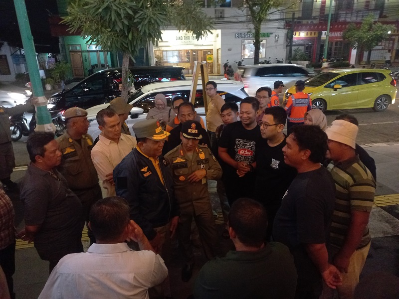 HUMANIS: Kepala Satpol PP Jepara Trisno Santoso berikan sosialisasi kepada perwakilan paguyuban pedagang pada Senin (14/4).