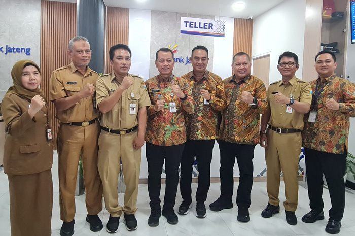 BERSINERGI: Bupati Kudus Dr. Ars. Sam&rsquo;ani Intakoris, ST., MT, foto bersama pemimpin Bank Jateng Cabang Kudus dan forkopimda.