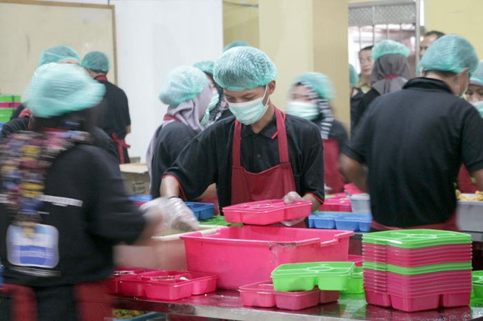SIAPKAN MAKAN GRATIS: Sejumlah petugas tengah menyiapkan ratusan tempat makanan bergizi gratis di dapur MBG Desa Jepang Pakis Kecamatan Jati.