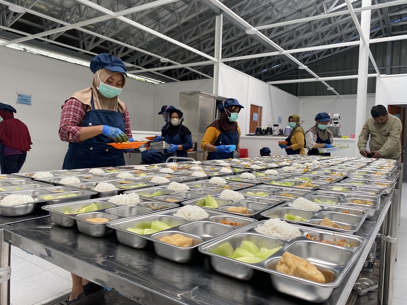 PERSIAPAN MAKANAN: Petugas dapur makan bergizi menyiapkan makanan untuk dikirimkan kepada penerima manfaat