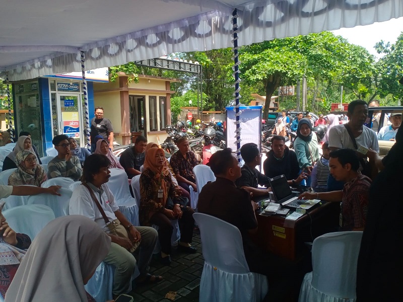 ANTREAN: Sejumlah warga Kudus yang mengantre membayar pajak pada momen pemutihan pajak yang digelar mulai 8 April hingga 30 Juni 2025.