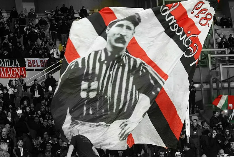 DIKENANG: Tifosi AC Milan membentangkan bendera bergambar Herbert Kilpin sebagai bentuk penghormatan terhadap pendiri salah satu klub raksasa tersebut. (THE GENTELAMN ULTRA)