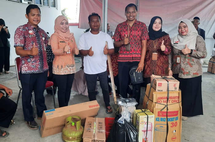 MENYERAHKAN: Dinsos Grobogan bersama UPT Kemensos RI Sentra Margolaras Pati menyerahkan bantuan ke penyandang disabilitas di Kantor Dinsos Grobogan.