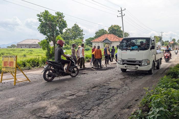 LANCAR: Pengendara melintasi Jalan Clangapan-Pamotan yang baru saja ditambal beberapa waktu lalu.