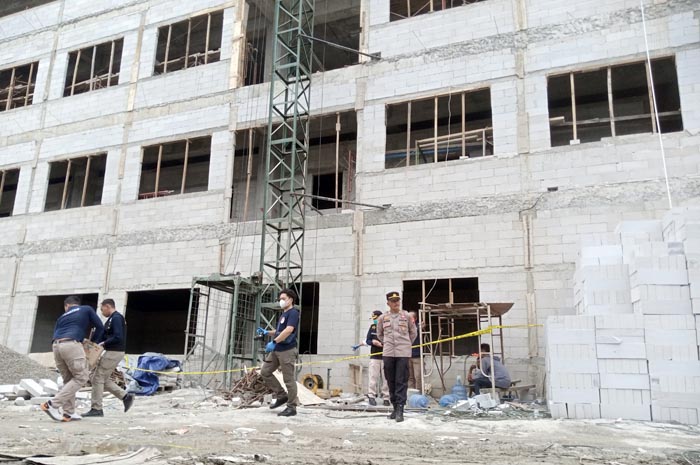 CEK: Polisi saat penyelidikan di gedung Rumah Sakit PKU Muhammadiyah.