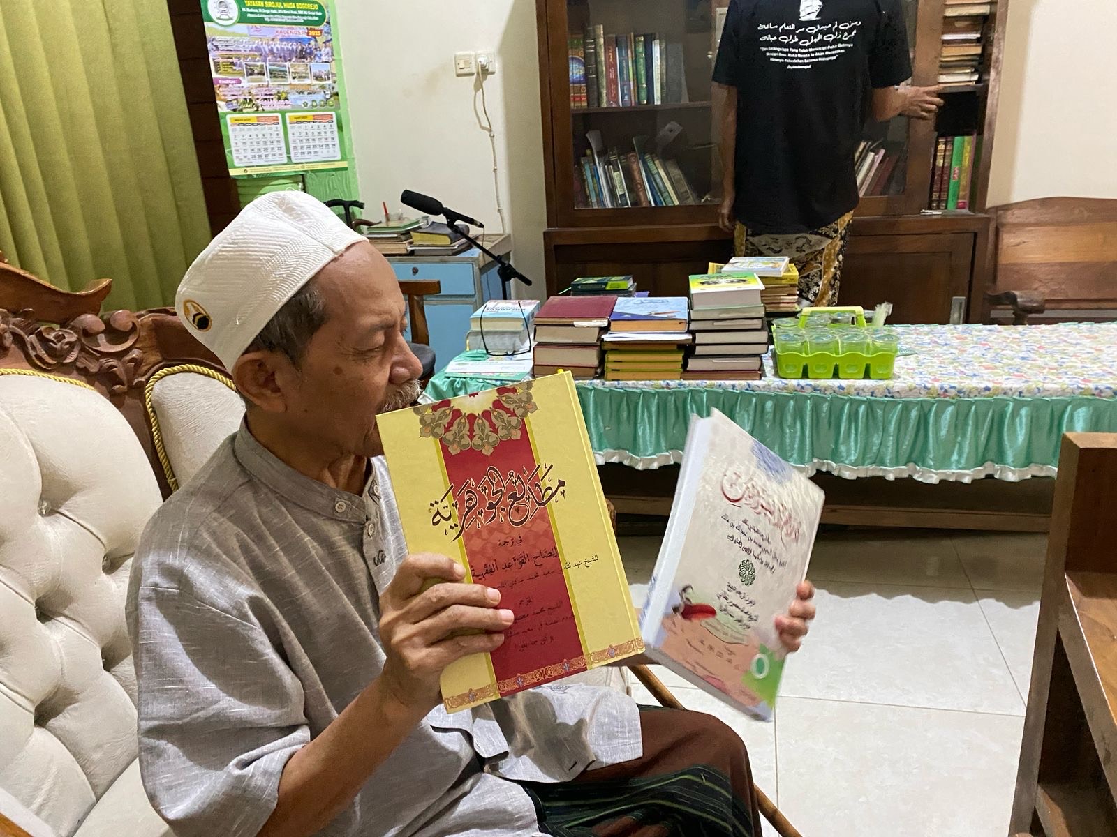 KARYA: Kiai Ma&rsquo;shum Fathoni menunjukkan salah satu kitabnya. Karyanya akan abadi tak lekang oleh zaman.