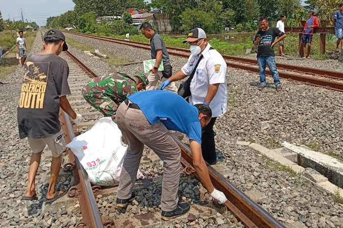 EVAKUASI: Petugas mengevakuasi korban tertemper KA&nbsp;Argo Bromo Anggrek di Godong, Rabu (16/4).