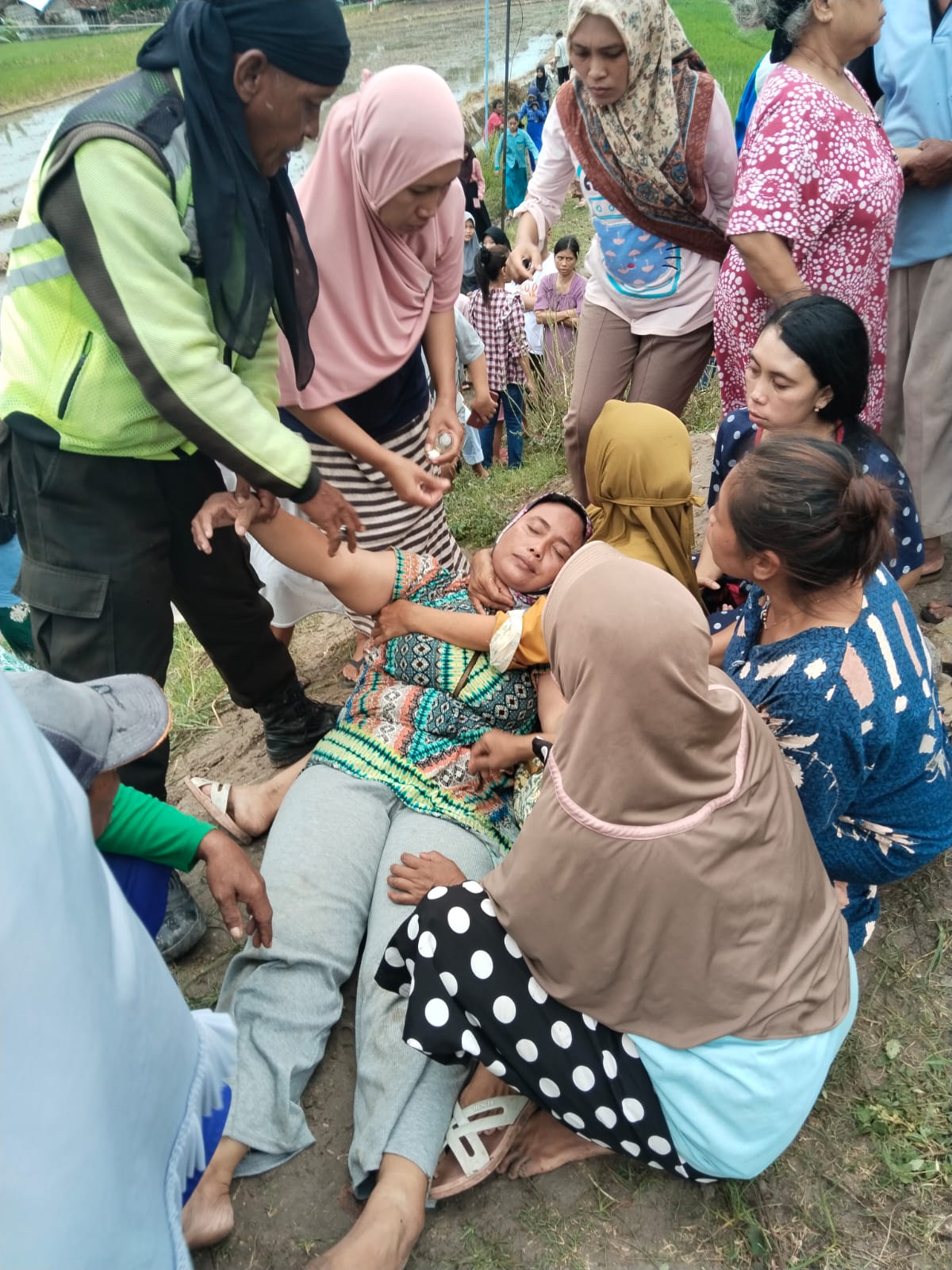 SHOCK: Orang tua  korban anak tenggelam shock saat berada di  lokasi embung Warugunung.
