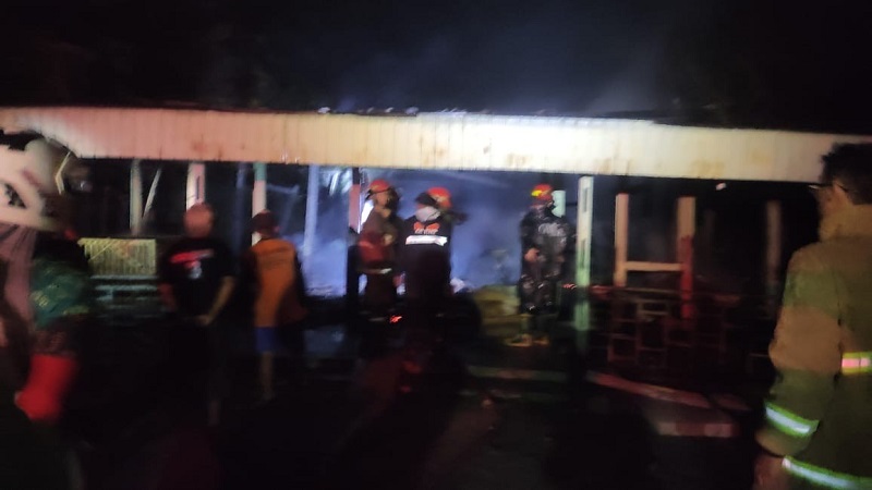 RUMAH TERBAKAR - Kondisi rumah warga Dukuh Glagahan, Desa Jepangrejo, Kecamatan Blora, saat kebakaran, Kamis (17/4)dini hari