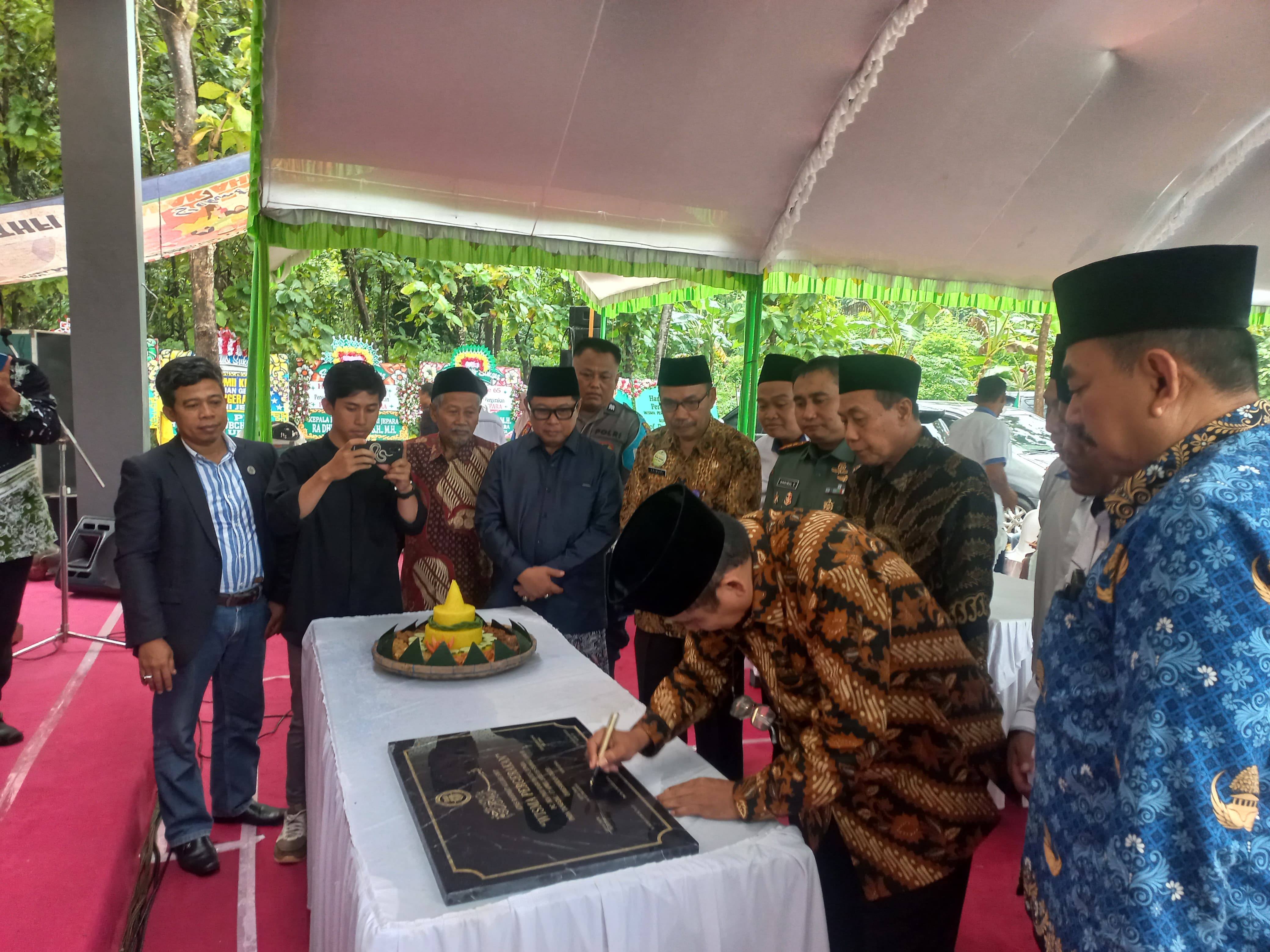 RESMIKAN: Prosesi penandatanganan prasasti di Gedung Wisma Pergerakan IKA PMII Jepara Kemarin.