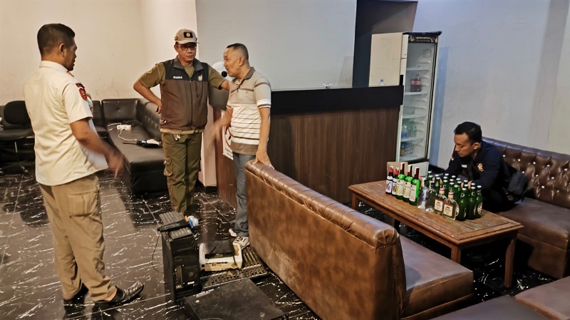 SITA: Satpol PP mengamankan peralatan karaoke dan minuman beralkohol di sebuah Cafe yang beroperasi secara illegal di Kudus, Rabu (16/4).