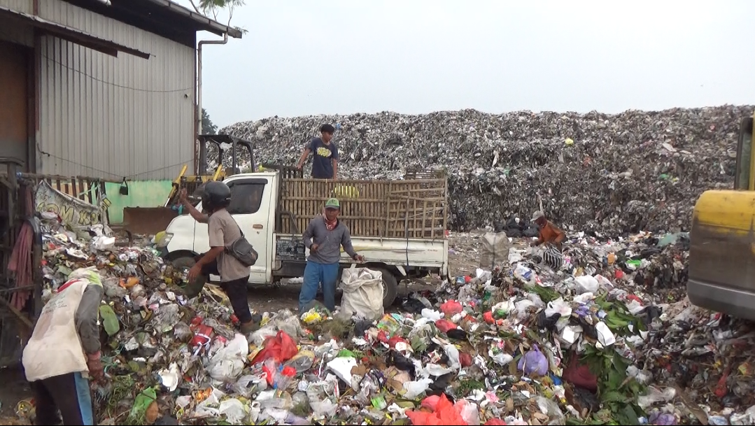 KEGIATAN: Sejumlah pemulung memilah sampah di TPA Tanjungrejo, belum lama ini. (ANDIKA TRISNA SAPUTRA/RADAR KUDUS)