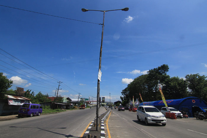 PENANGANAN: Kondisi lampu jalan di Jalan Lingkar Timur yang sudah lapuk.