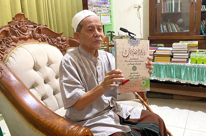 KARYA: Kiai Ma&rsquo;shum Fathoni menunjukkan salah satu kitab karyanya.