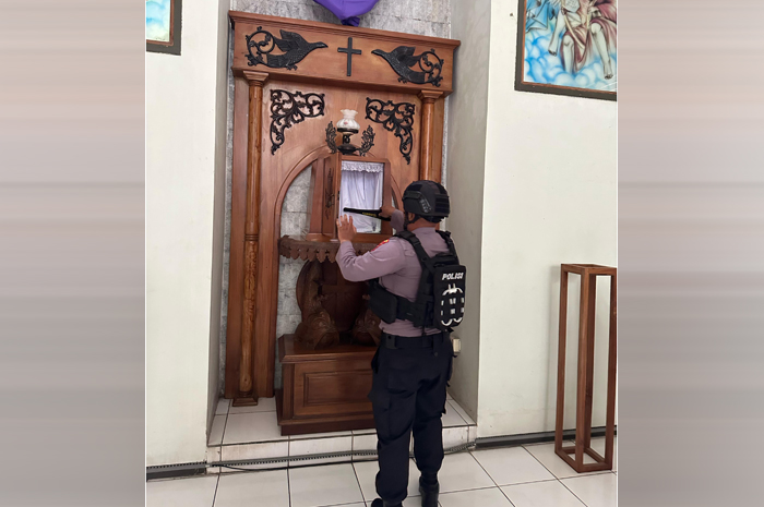 JAGA KEAMANAN: Personel Sat Samapta Polres Jepara melaksanakan pemeriksanaan di sejumlah Gereja jelang Perayaan Wafat Isa Almasih pada Kamis (17/4).