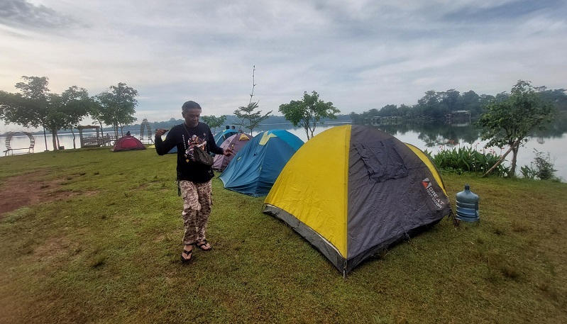 LIBURAN: Tenda-tenda kemah berjejer di lapangan Pesona Poncodan