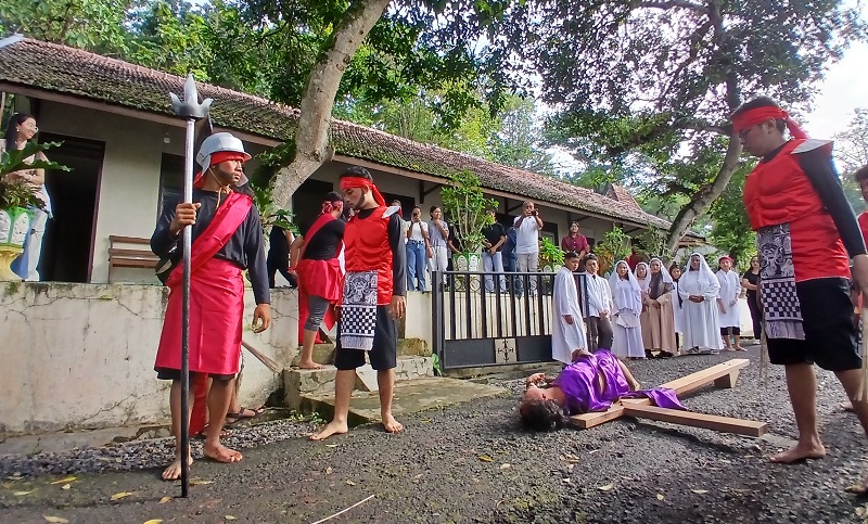 ATRAKTIF: Pementasan drama visualisasi Jalan Salib oleh umat Katolik di Blora yang dilaksanakan di Gua Maria Wireskat Desa Sendanharjo Kecamatan Blora.