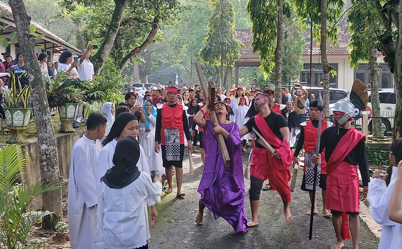 ATRAKTIF: Pementasan drama visualisasi Jalan Salib oleh umat Katolik di Blora yang dilaksanakan di Gua Maria Wireskat Desa Sendanharjo Kecamatan Blora.
