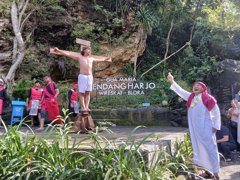ATRAKTIF: Pementasan drama visualisasi Jalan Salib oleh umat Katolik di Blora yang dilaksanakan di Gua Maria Wireskat Desa Sendanharjo Kecamatan Blora.