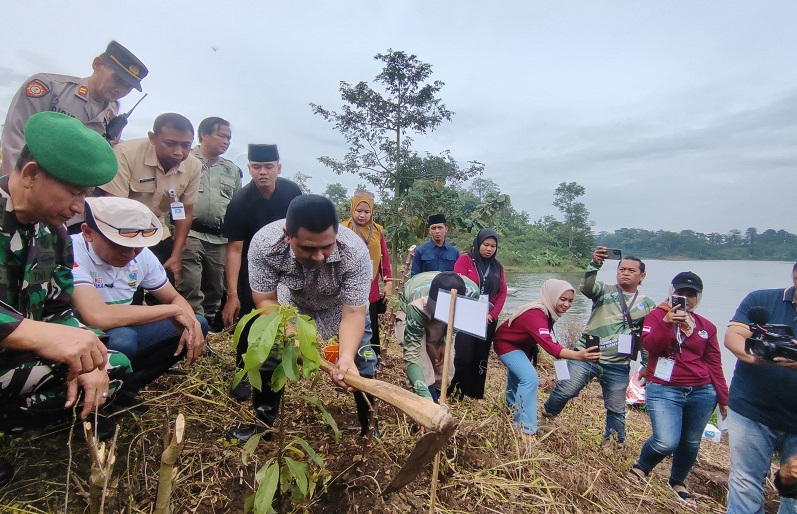 BERI EDUKASI: Wagub Jateng Taj Yasin Maimoen melaksanakan penanaman pohon di bukit Patiayam kemarin.