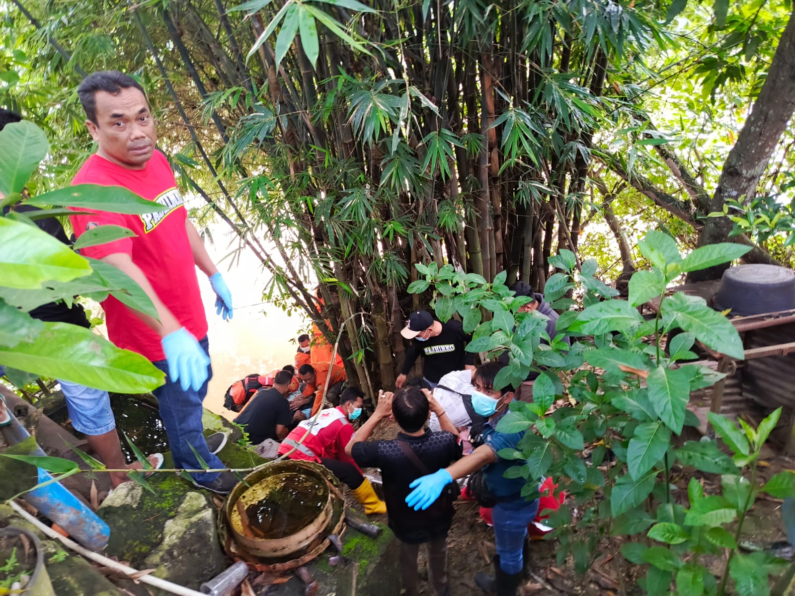 EVAKUASI: Tim SAR BPBD Grobogan, PMI dan Inafis Grobogan saat melakukan evakuasi warga yang tenggelam di Sungai Lusi.