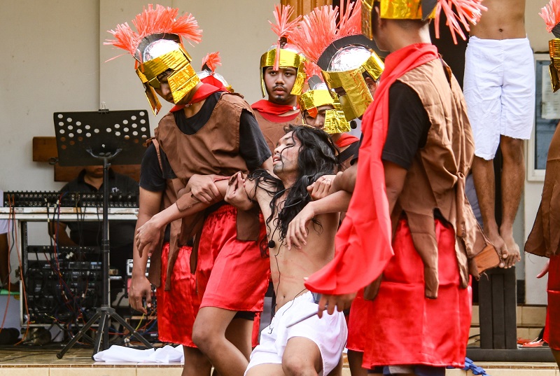 PENGHAYATAN: Umat Kristen Kecamatan Keling menggelar parade Jalan Salib untuk memperingati Jumat Agung.