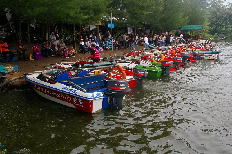SERU: Permainan speed boat di atas Bendungan Logung.