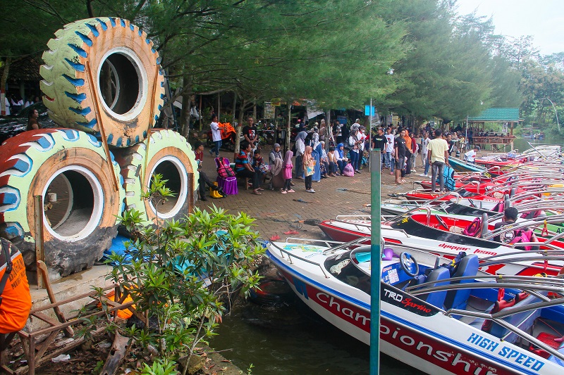 WISATA ALAM: speed boat di atas Bendungan Logung.
