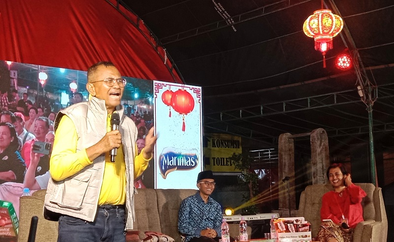 SEMANGAT: Dahlan Islan saat talk show di kompleks Kelenteng Cu An Kiong, Lasem kemarin (18/4) malam