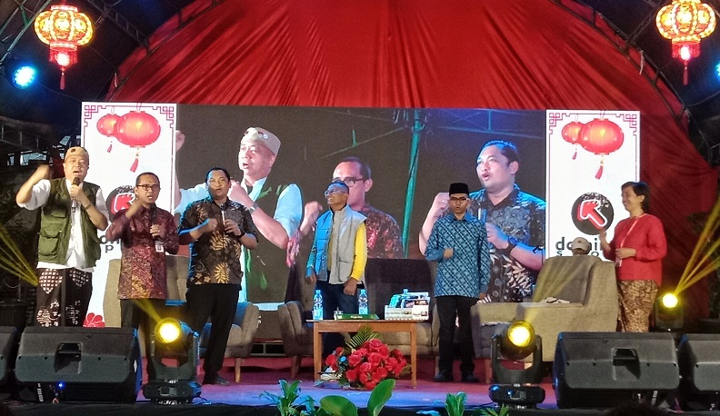 GAYENG: Dahlan Islan mengisi talk show di kompleks Kelenteng Cu An Kiong, Lasem kemarin (18/4) malam