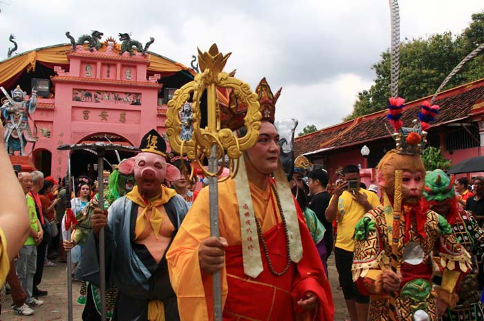 MERIAH: Peserta mengikuti kirab akbar budaya dalam memperingati HUT Makco Thian Siang Sing Bo di Kota Lase, Rembang.