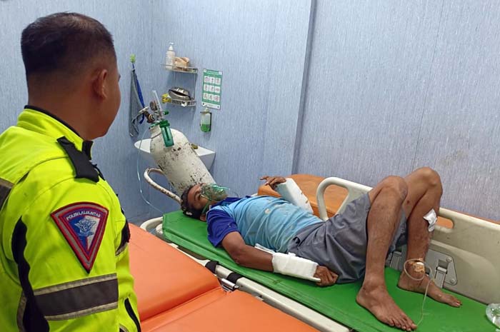 LEMAS: Petugas kepolisian mengecek kondisi korban kecelakaan yang mendapat perawatan di rumah sakit kemarin.