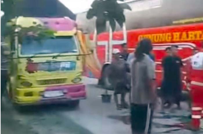 RINGSEK: Bus Gunung Harta menabrak sepeda motor di Jalan Purwodadi &ndash; Blora tepatnya di Desa Pojok, Kecamatan Tawangharjo , Minggu (20/4).