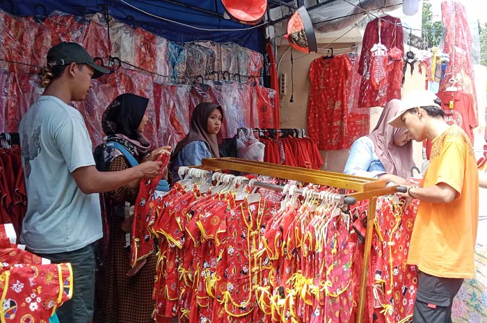 ANTUSIAS: Pengunjung mampir di lapak baju tionghoa di sekitar Klenteng Cu An Kiong, Lasem, Sabtu (19/4).